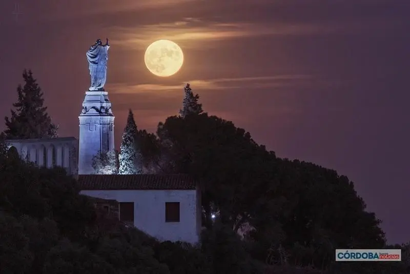 <p> Luna llena desde Las Ermitas de C&oacute;rdoba. | Jos&eacute; Le&oacute;n. </p>