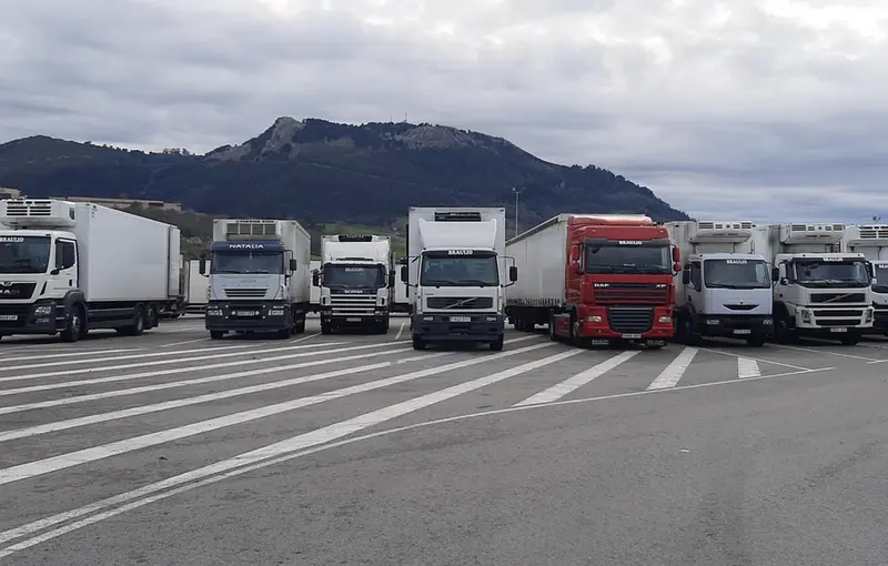<p> Camiones aparcados en Orejo, en el pol&iacute;gono de Cudeyo, en el centro log&iacute;stico de supermercados Lupa - EUROPA PRESS </p>