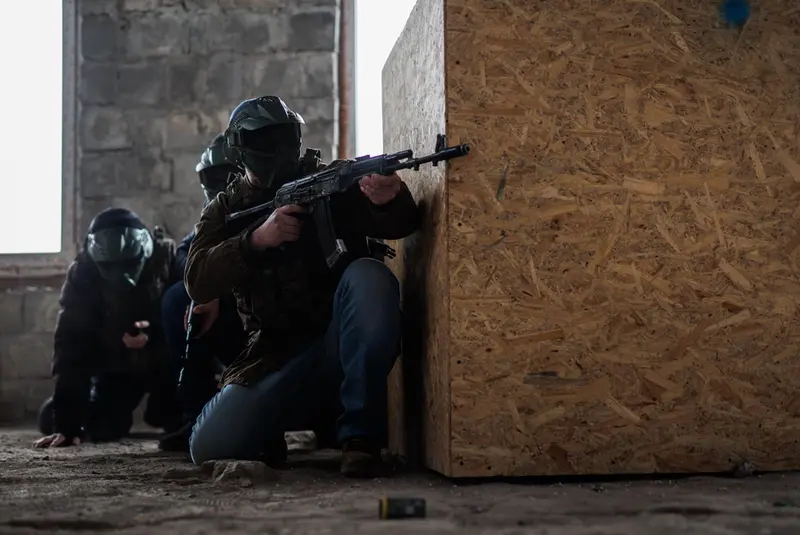 <p> Varios civiles, con fusiles de asalto, durante un entrenamiento, a 5 de marzo de 2022, en Lviv (Ucrania). - Alejandro Mart&iacute;nez V&eacute;lez - Europa Press </p>