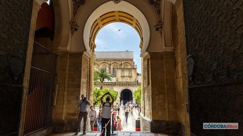 <p> Entrada Patio de los Naranjos, Mezquita Catedral. | Jos&eacute; Le&oacute;n. </p>