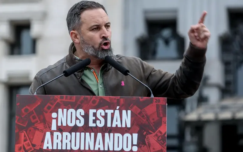 <p> El l&iacute;der de Vox, Santiago Abascal, interviene en la protesta bajo el lema 'Frente al atraco de la luz, soberan&iacute;a energ&eacute;tica', en Cibeles, a 19 de marzo de 2022, en Madrid (Espa&ntilde;a). - Ricardo Rubio - Europa Press </p>