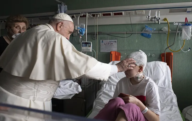 <p> El Papa visita a los 19 ni&ntilde;os ucranianos ingresados en el hospital Bambino Ges&ugrave; - VATICAN MEDIA </p>