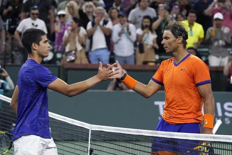<p> Rafa Nadal y Carlos Alcaraz felicit&aacute;ndose tras el partido </p>