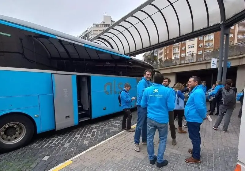 <p> Voluntarios de CaixaBank en una estaci&oacute;n de autobuses de Barcelona </p>