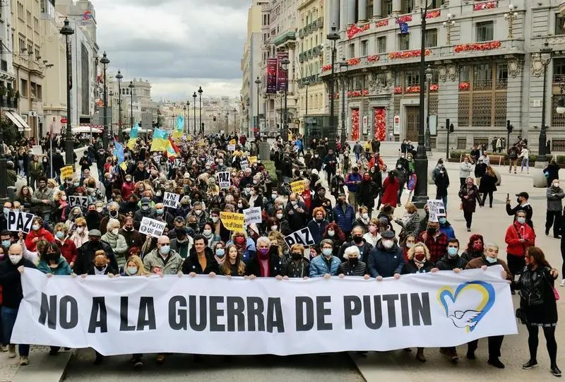 <p> Numerosos manifestantes, con banderas de Ucrania y Espa&ntilde;a, en la marcha, &lsquo;No a la guerra de Putin&rsquo;, en la calle Alcal&aacute;, a 20 de marzo de 2022, en Madrid </p>