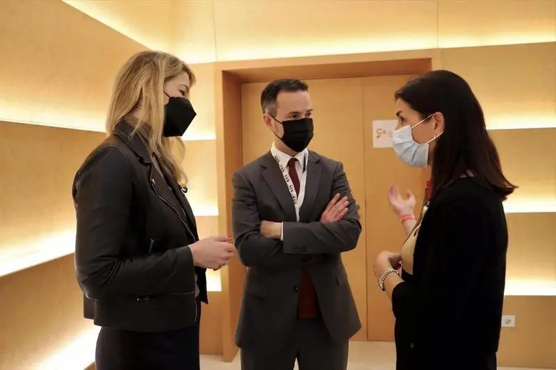 <p> La diputada de Cs Mar&iacute;a Mu&ntilde;oz; el c&oacute;nsul de Ucrania en la Comunitat Valenciana, Pablo Gil, y la s&iacute;ndica, Ruth Merino - CS </p>