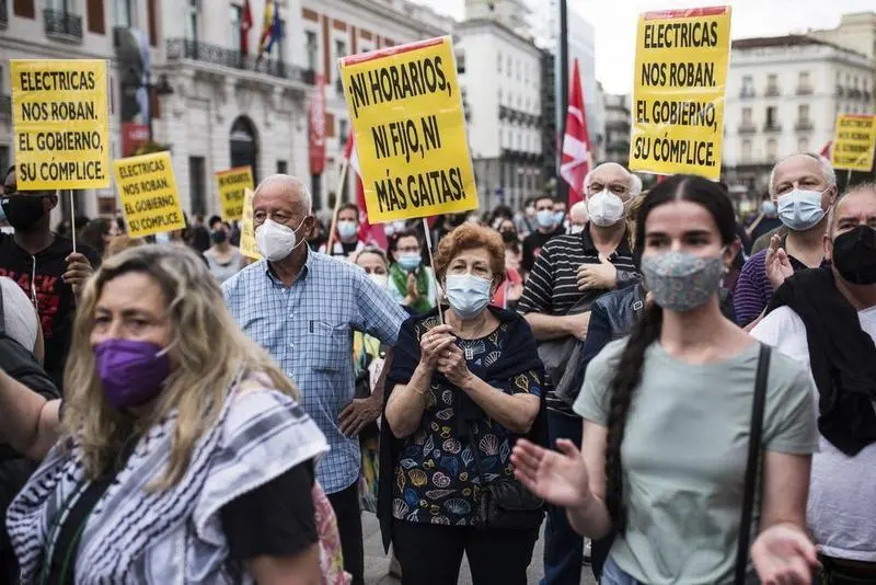 <p> Manifestaci&oacute;n contra la subida de la luz en la Puerta del Sol (Madrid), el pasado junio.<br>ALEJANDRO MART&Iacute;NEZ V&Eacute;LEZ (EUROPA PRESS) </p>