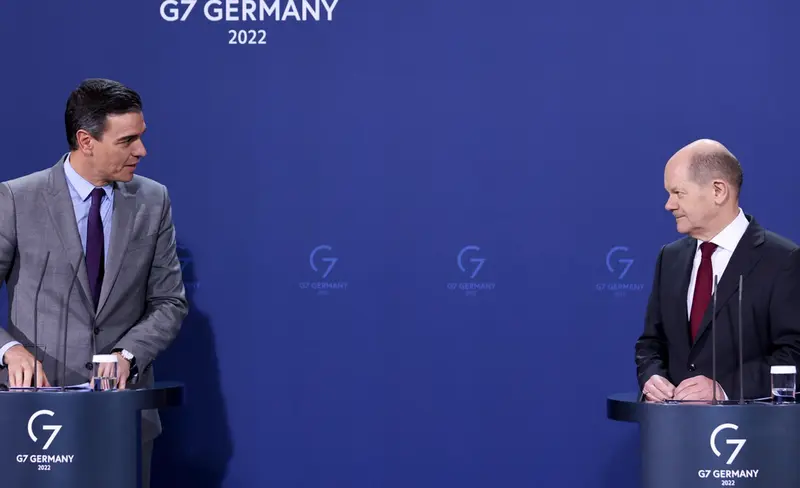 <p> El presidente del Gobierno, Pedro S&aacute;nchez, junto al canciller alem&aacute;n, Olaf Scholz, el pasado viernes en Berl&iacute;n. - Filip Singer/EPA POOL/dpa </p>