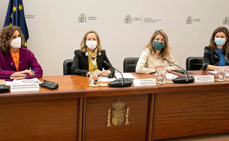 <p> La vicepresidenta primera del Gobierno y ministra de Asuntos Ec&oacute;nomicos, Nadia Calvi&ntilde;o, y las ministras de Transportes y de Hacienda, Raquel S&aacute;nchez y Mar&iacute;a Jes&uacute;s Montero, en una reuni&oacute;n con el Comit&eacute; Nacional de Transporte por Carretera (CNTC) - MITMA </p>