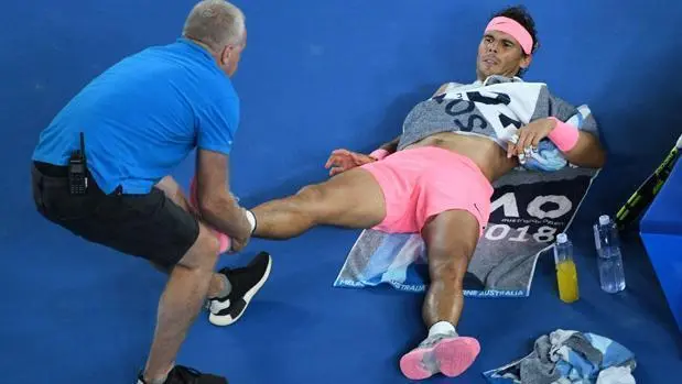 <p> Fisioterapeuta de la ATP tratando el pie derecho de Nadal </p>