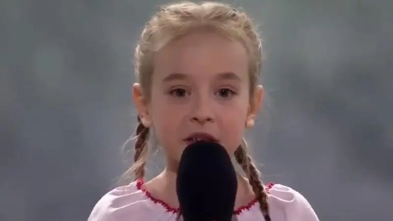 <p> Amelia cantando en el concierto ben&eacute;fico | TVN </p>