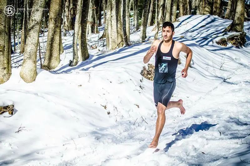 <p> Karim El Hayani corriendo descalzo por la nieve </p>