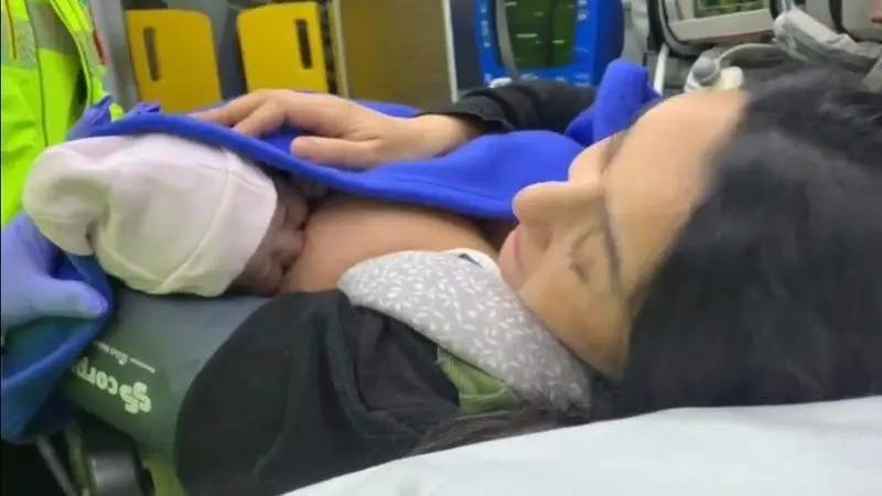 <p> La mam&aacute; junto a la reci&eacute;n nacida </p>