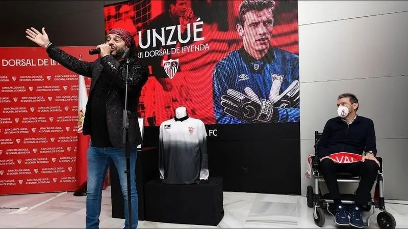 <p> El Arrebato cantando su nuevo himno a Juan Carlos Unzu&eacute; </p>