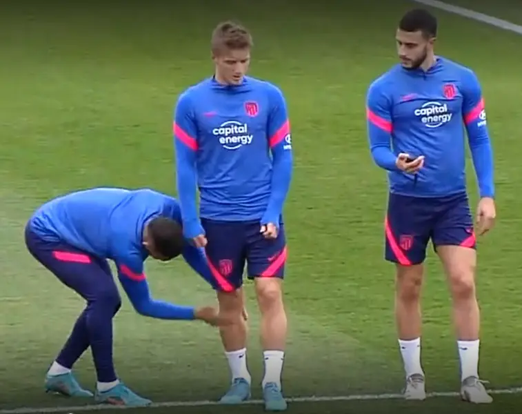 <p> Lodi animando a Wass tras su recuperaci&oacute;n y primer entreno con el grupo </p>