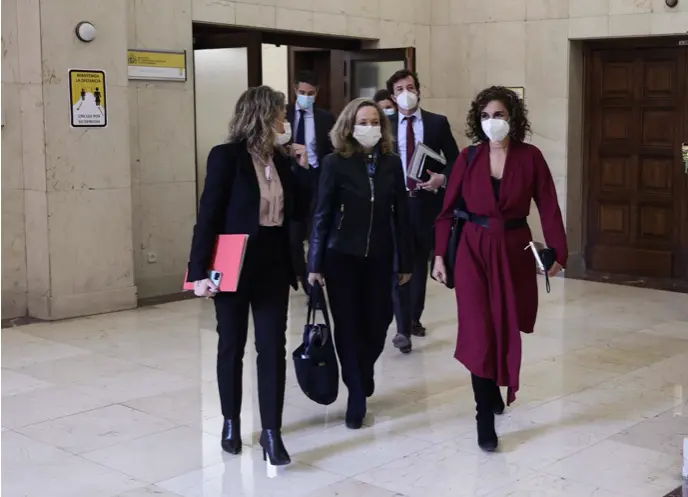 <p> Una agente de Polic&iacute;a Local al lado de una marcha de camiones. - Juan Manuel Serrano Arce - Europa Press </p>