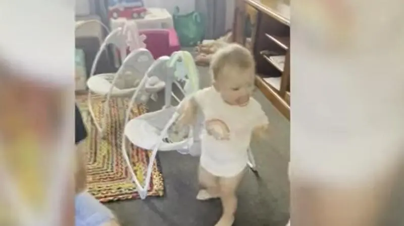 <p> El peque&ntilde;o en el momento de conocer a sus hermanos </p>