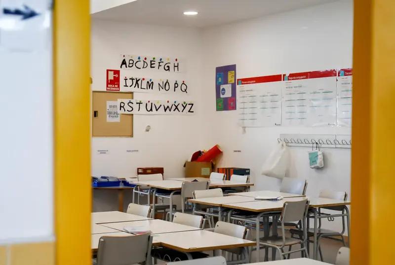 <p> Archivo - Sillas y mesas de un aula en el interior del Colegio Nobelis de Valdemoro, que debido a la pandemia del coronavirus tendr&aacute; que acondicionar sus aulas con medidas de distanciamiento e higiene para el nuevo curso escolar 2019-2020. En Valdemoro, M - &Oacute;scar J.Barroso - Europa Press - Archivo </p>