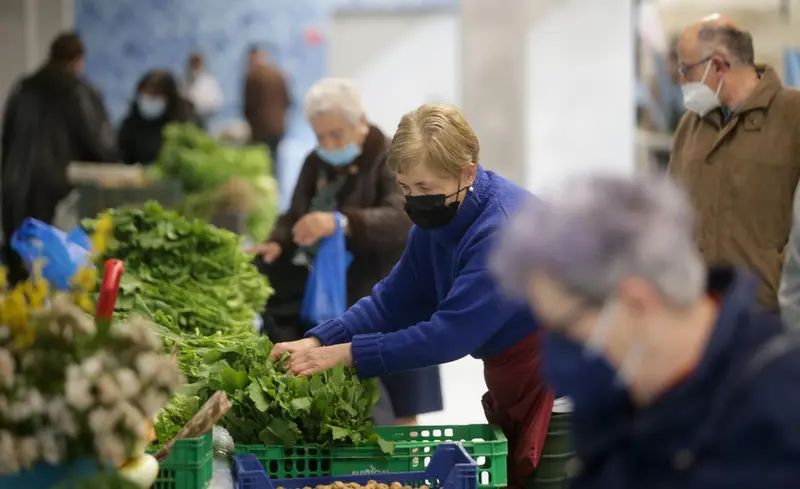 <p> Varias personas en un puesto local de verduras y productos del campo, en el mercado tradicional de la Plaza de Abastos de Lugo, a 22 de marzo de 2022, en Lugo, Galicia (Espa&ntilde;a). - Carlos Castro - Europa Press </p>