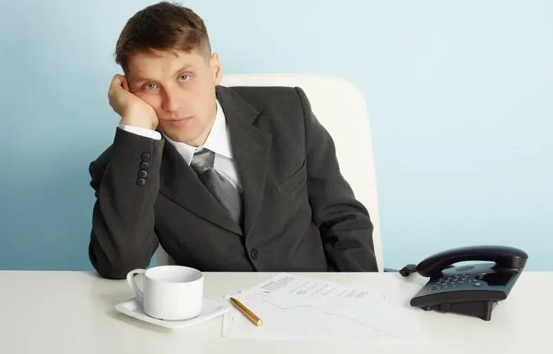 <p> Persona aburrida trabajando </p>