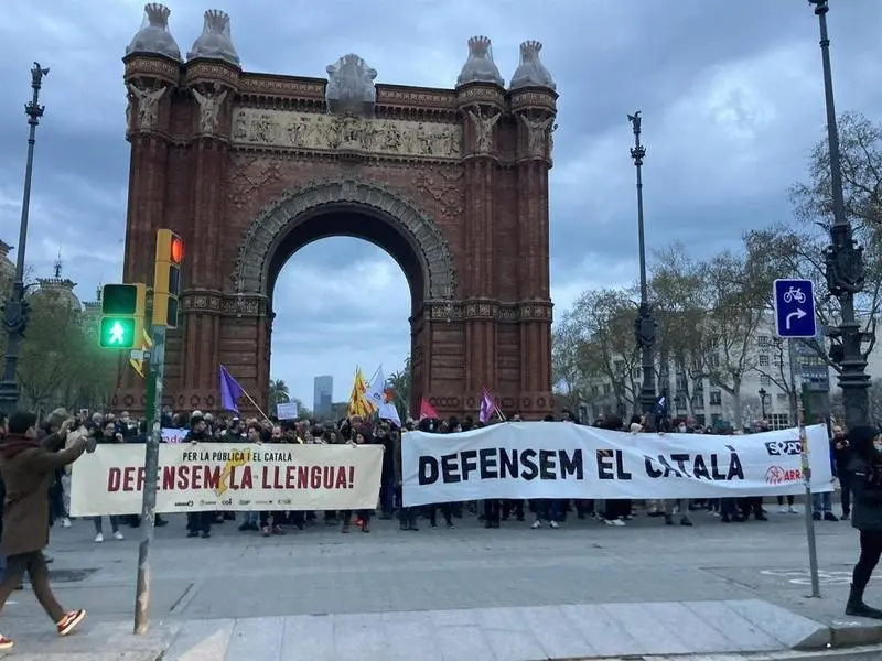 <p> Manifestaci&oacute;n en Barcelona contra la proposici&oacute;n de ley sobre el catal&aacute;n </p>