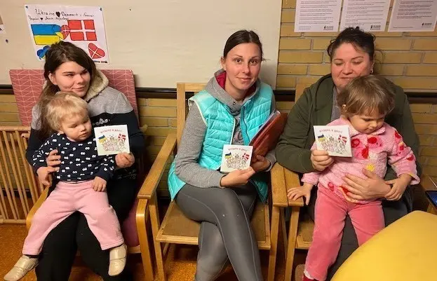 <p> refugiados ucranianos con el libro </p>