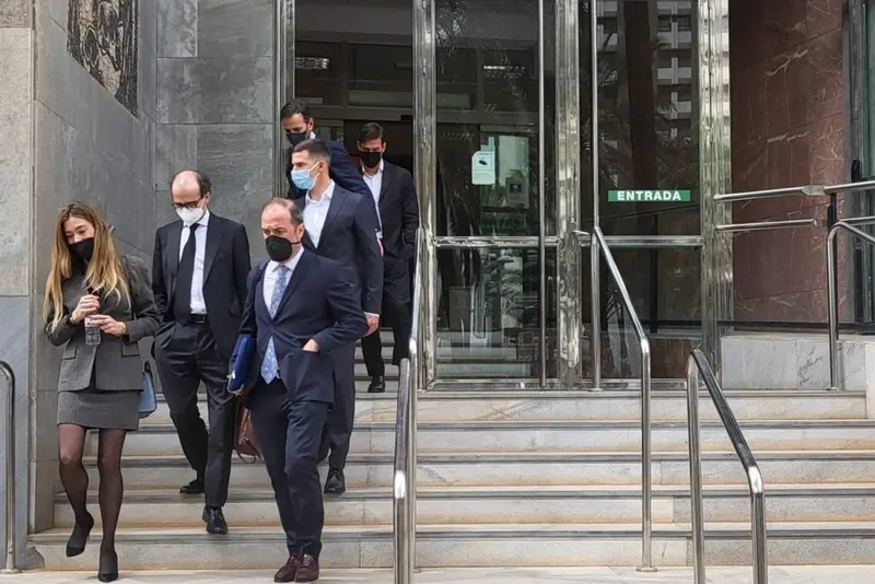 <p> Los futbolistas Santi Mina y David Goldar abandonan la Audiencia Provincial de Almer&iacute;a junto a sus abogados en el primer d&iacute;a del juicio al que asisten acusados de un delito de agresi&oacute;n sexual. - EUROPA PRESS </p>