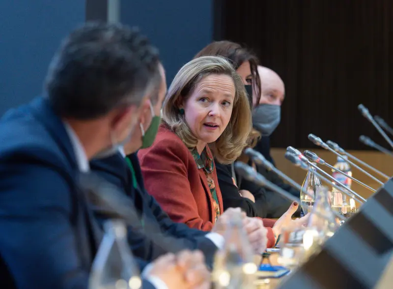 <p> La vicepresidenta primera y ministra de Asuntos Econ&oacute;micos y Transformaci&oacute;n Digital, Nadia Calvi&ntilde;o (c), interviene en la clausura de la Asamblea General de la Asociaci&oacute;n de Trabajadores Aut&oacute;nomos (ATA), en la sede de la CEOE, a 28 de marzo de 2022. - Gustavo Valiente - Europa Press </p>