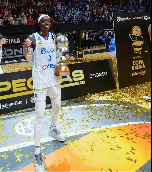 <p> Kahleah Copper con el trofeo de la Copa de la Reina </p>