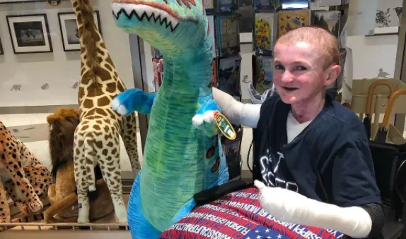 <p> Garrett Spaulding, joven que padece la piel de mariposa | @gfampk.ttv </p>