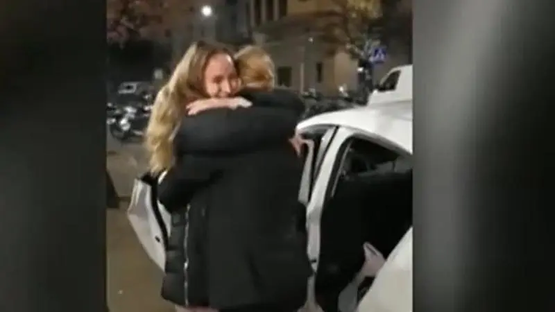 <p> Tatiana y Ang&eacute;lica reencontr&aacute;ndose despu&eacute;s de 20 a&ntilde;os. Fuente: Telecinco </p>