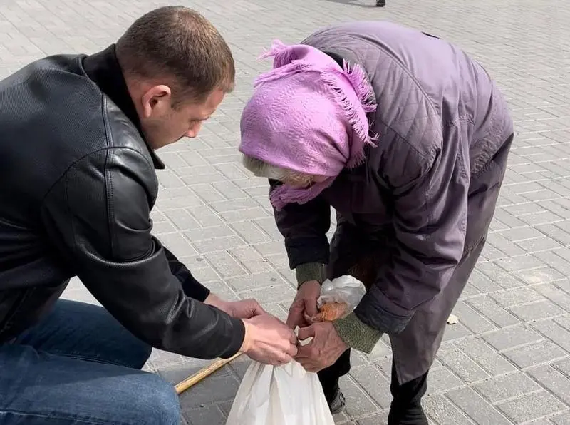 <p> Vitaly Su&aacute;rez, ucraniano de padre espa&ntilde;ol, ayudando a los ucranianos. Fuente: Facebook Diario de Vitaly </p>