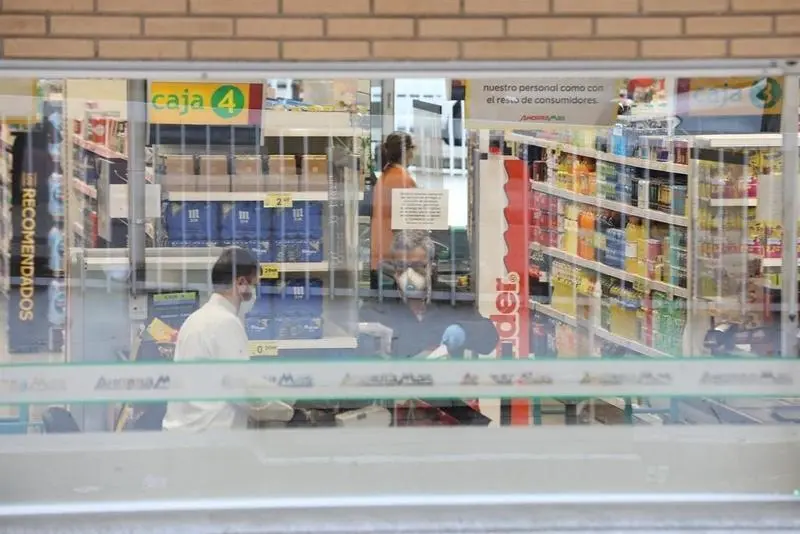 <p> Un cajero de un supermercado protegido con mascarilla, en Madrid (Espa&ntilde;a), a 23 de marzo de 2020. - Marta Fern&aacute;ndez Jara - Europa Press - Archivo </p>