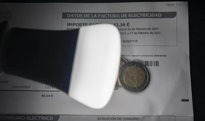 <p> Archivo - Una l&aacute;mpara refleja el importe de una factura el d&iacute;a en que el precio de la luz ha marcado un m&iacute;nimo por primera vez en dos meses, a 27 de diciembre de 2021, en Madrid, (Espa&ntilde;a). - Eduardo Parra - Europa Press - Archivo </p>