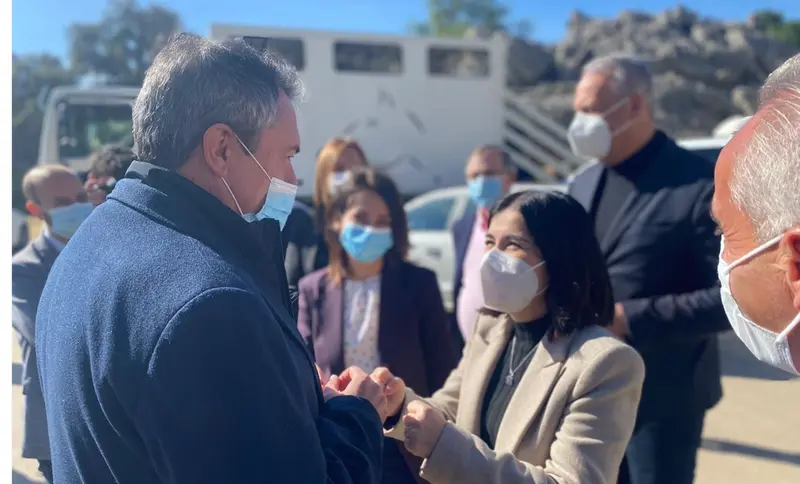 <p> La ministra de Sanidad, Carolina Darias, visita Villaluenga del Rosario junto al secretario general del PSOE-A, Juan Espadas - MINISTERIO DE SANIDAD </p>