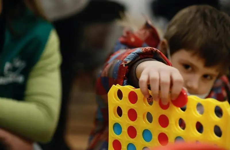 <p> Un ni&ntilde;o refugiado juega, a su llegada a la sede de REMAR en Madrid tras haber finalizado un viaje organizado por REMAR RUMAN&Iacute;A para escapar de Ucrania, a 17 de marzo de 2022 </p>