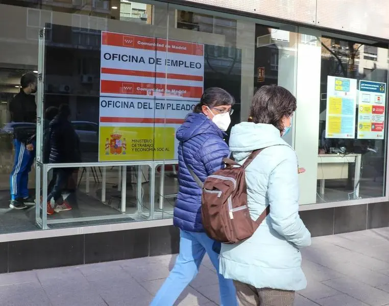 <p> Dos mujeres pasan por delante de una oficina de empleo en Madrid - Marta Fern&aacute;ndez Jara - Europa Press - Archivo </p>