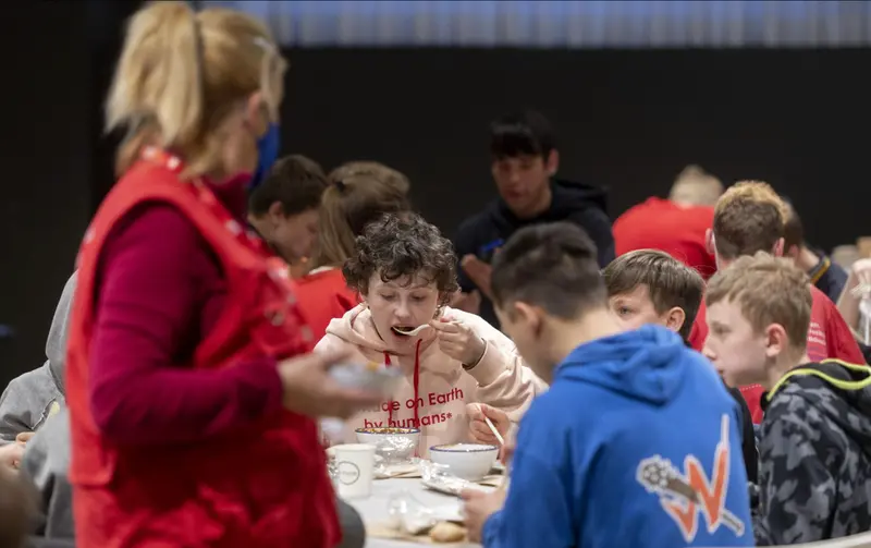 <p> Ni&ntilde;os refugiados ucranianos en un comedor en el Hotel Novote, en Madrid (Espa&ntilde;a). - Alberto Ortega - Europa Press </p>
