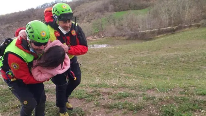 <p> Rescate en Italia de la ni&ntilde;a de 5 a&ntilde;os desaparecida. TWITTER @cnsas_official </p>