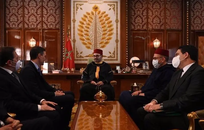 <p> El presidente del Gobierno, Pedro S&aacute;nchez, en Rabat donde se re&uacute;ne con S.M. Mohamed VI. - MONCLOA </p>