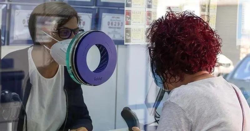 <p> Compra de loter&iacute;a. ARCHIVO </p>