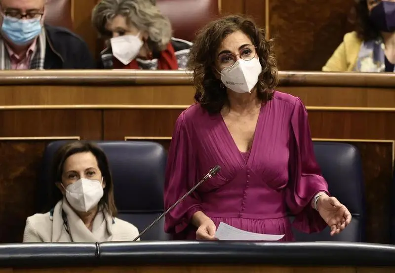 <p> La ministra de Hacienda, Mar&iacute;a Jes&uacute;s Montero,en el Pleno del Congreso junto a la ministra de Defensa, Margarita Robles - Eduardo Parra. Fuente: Europa Press </p>