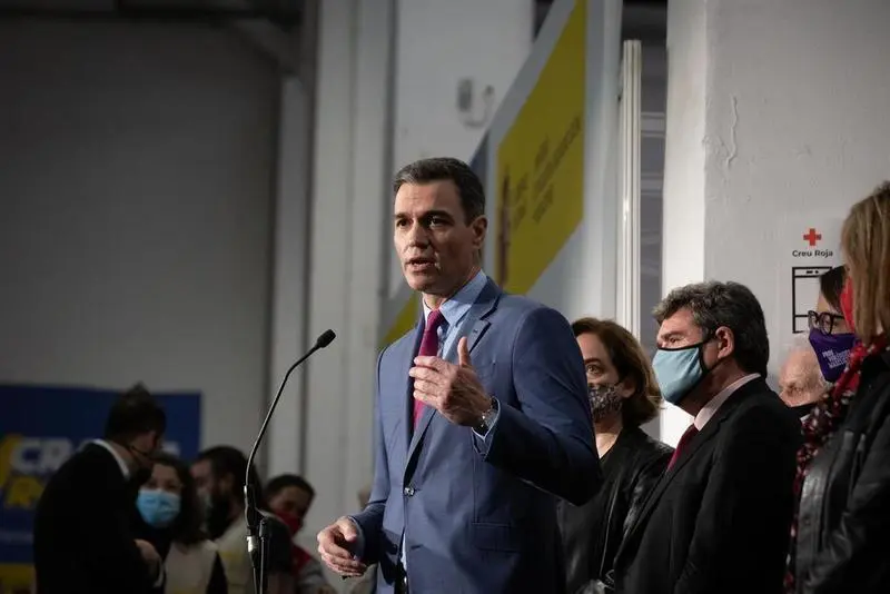 <p> El presidente del Gobierno, Pedro S&aacute;nchez, interviene durante su visita al centro de refugiados ucranianos, en la Fira de Barcelona, a 8 de abril de 2022, en Barcelona, Catalu&ntilde;a </p>