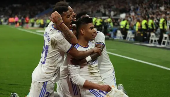 <p> Casemiro celebrando el primer gol del encuentro </p>