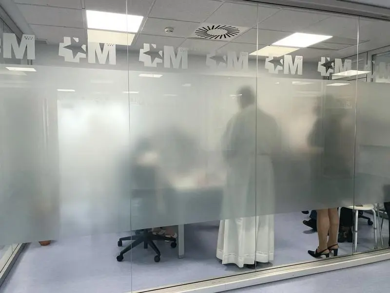 <p> La boda en la planta de Oncolog&iacute;a del Hospital Ram&oacute;n y Cajal de Madrid. Fuente Twitter @Vic_albarran </p>
