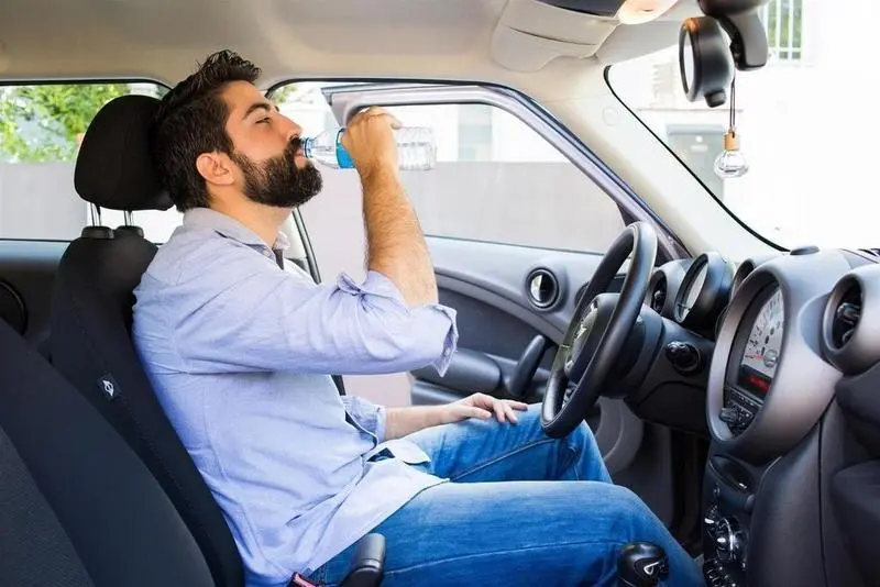 <p> Archivo - Hidrataci&oacute;n, beber agua conduciendo - INSTITUTO DE INVESTIGACI&Oacute;N AGUA Y SALUD - Archivo </p>