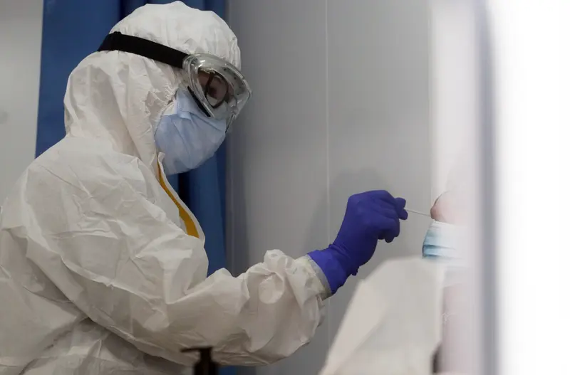 <p> Archivo - Sanitarios de la Junta de Andaluc&iacute;a, haciendo los test r&aacute;pidos de ant&iacute;genos PCR, en un cribado masivo. - &Aacute;lex Zea - Europa Press - Archivo </p>