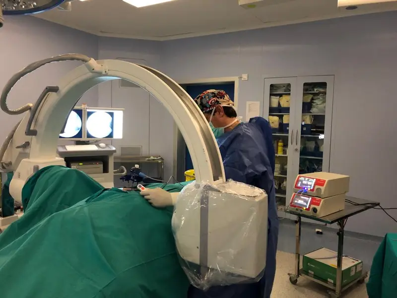 <p> Un momento de la intervenci&oacute;n de la met&aacute;stasis </p>