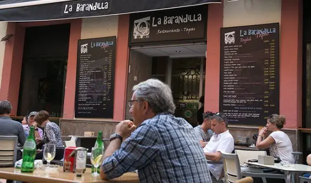 <p> Terrazas y bares sevillanos. La Barandilla. </p>
