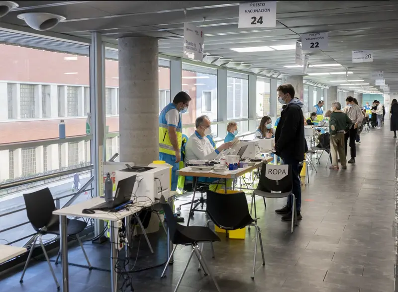 <p> Varias personas son vacunadas contra el Covid-19, en el WiZink Center, a 20 de enero de 2022, en Madrid, (Espa&ntilde;a). - Alberto Ortega - Europa Press </p>